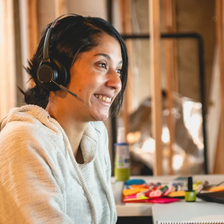 call answering agent speaking with the client